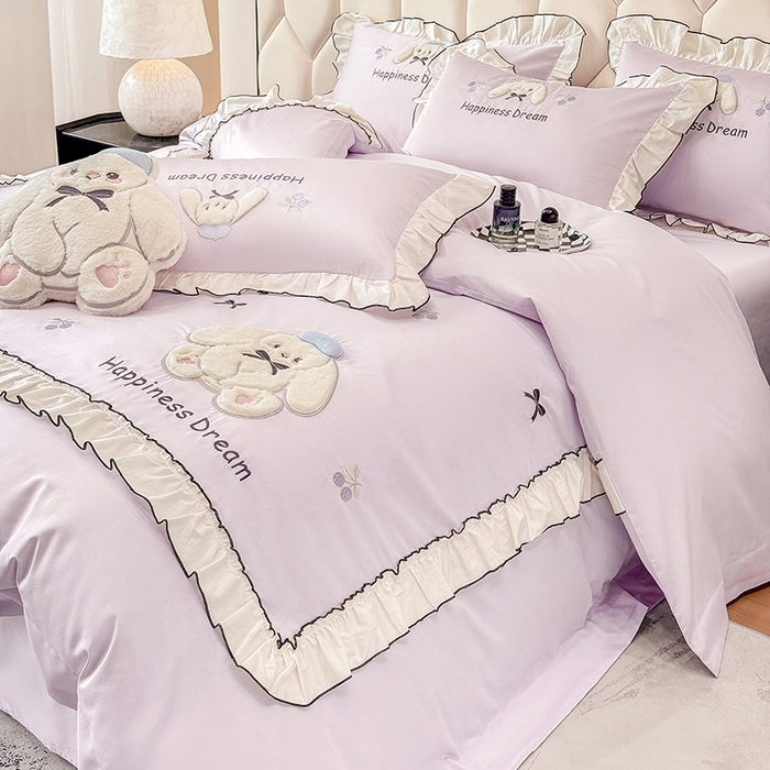 91家纺网 家纺一手货源 找家纺 丞音家纺 2026新款卡通风少女心A类50s双股100支贡缎长绒棉四件套刺绣全棉被套绣花床笠高档礼盒装 萌兔恋曲-香芋紫