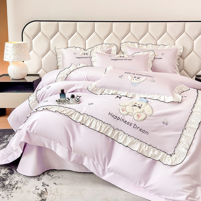 91家纺网 家纺一手货源 找家纺 丞音家纺 2026新款卡通风少女心A类50s双股100支贡缎长绒棉四件套刺绣全棉被套绣花床笠高档礼盒装 萌兔恋曲-香芋紫