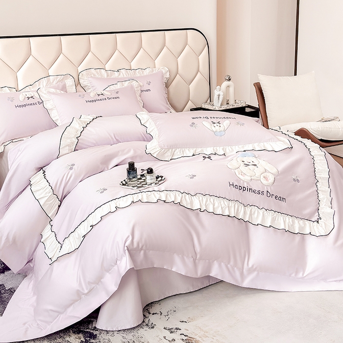 91家纺网 家纺一手货源 找家纺 丞音家纺 2026新款卡通风少女心A类50s双股100支贡缎长绒棉四件套刺绣全棉被套绣花床笠高档礼盒装 萌兔恋曲-香芋紫