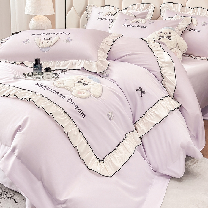 91家纺网 家纺一手货源 找家纺 丞音家纺 2026新款卡通风少女心A类50s双股100支贡缎长绒棉四件套刺绣全棉被套绣花床笠高档礼盒装 萌兔恋曲-香芋紫