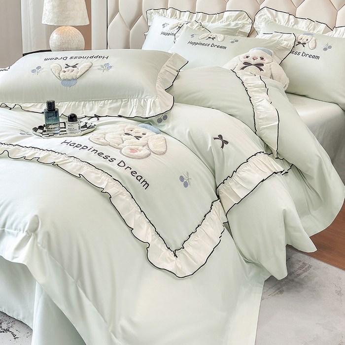 91家纺网 家纺一手货源 找家纺 丞音家纺 2026新款卡通风少女心A类50s双股100支贡缎长绒棉四件套刺绣全棉被套绣花床笠高档礼盒装 萌兔恋曲-清新绿