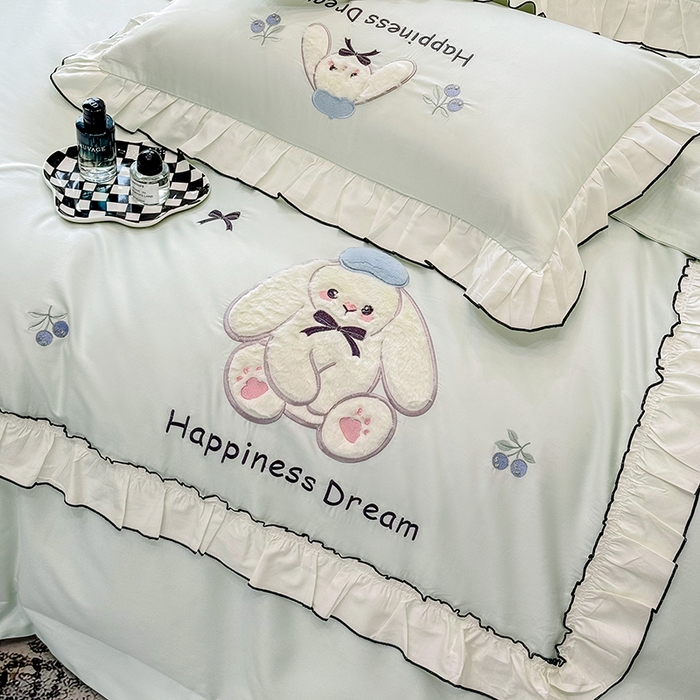 91家纺网 家纺一手货源 找家纺 丞音家纺 2026新款卡通风少女心A类50s双股100支贡缎长绒棉四件套刺绣全棉被套绣花床笠高档礼盒装 萌兔恋曲-清新绿