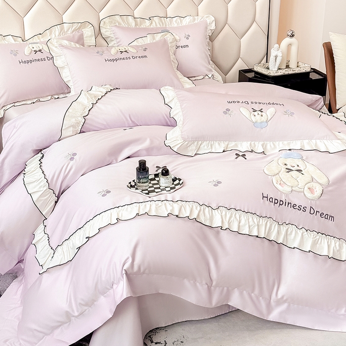 91家纺网 家纺一手货源 找家纺 丞音家纺 2026新款卡通风少女心A类50s双股100支贡缎长绒棉四件套刺绣全棉被套绣花床笠高档礼盒装 萌兔恋曲-香芋紫