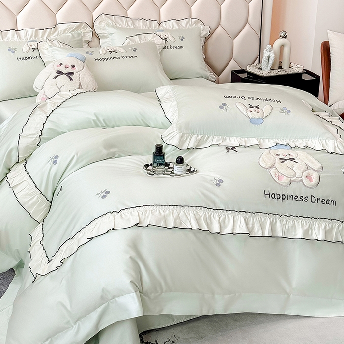 91家纺网 家纺一手货源 找家纺 丞音家纺 2026新款卡通风少女心A类50s双股100支贡缎长绒棉四件套刺绣全棉被套绣花床笠高档礼盒装 萌兔恋曲-清新绿