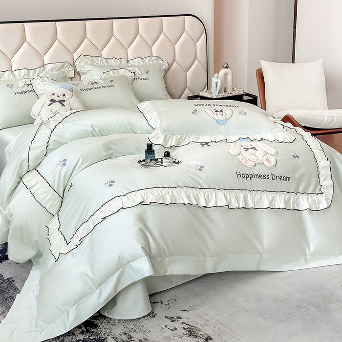 91家纺网 家纺一手货源 找家纺 丞音家纺 2026新款卡通风少女心A类50s双股100支贡缎长绒棉四件套刺绣全棉被套绣花床笠高档礼盒装 萌兔恋曲-清新绿