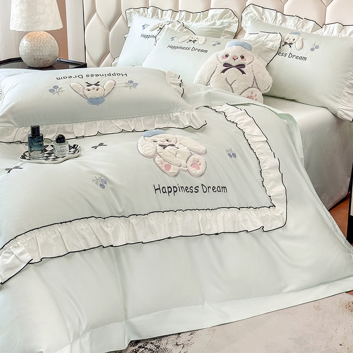 91家纺网 家纺一手货源 找家纺 丞音家纺 2026新款卡通风少女心A类50s双股100支贡缎长绒棉四件套刺绣全棉被套绣花床笠高档礼盒装 萌兔恋曲-清新绿