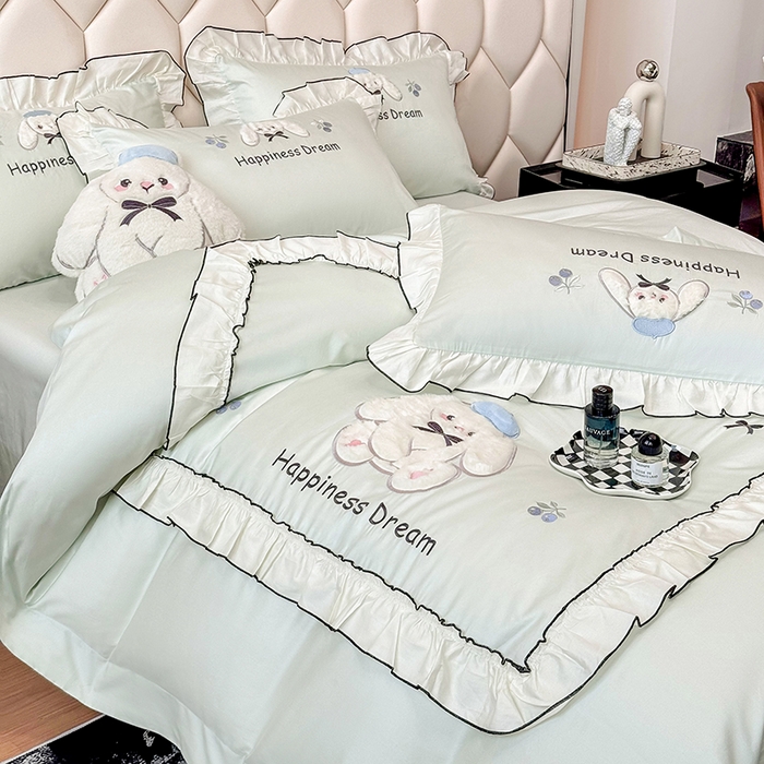 91家纺网 家纺一手货源 找家纺 丞音家纺 2026新款卡通风少女心A类50s双股100支贡缎长绒棉四件套刺绣全棉被套绣花床笠高档礼盒装 萌兔恋曲-清新绿