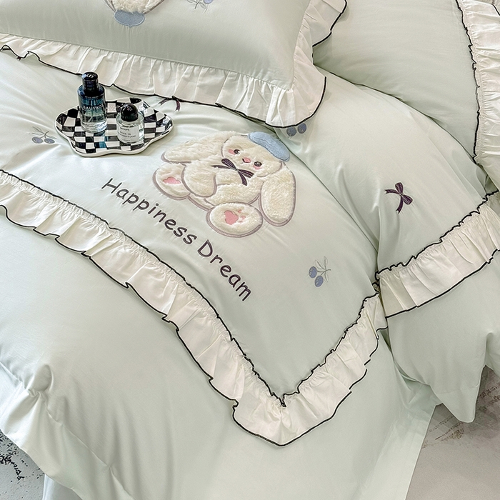 91家纺网 家纺一手货源 找家纺 丞音家纺 2026新款卡通风少女心A类50s双股100支贡缎长绒棉四件套刺绣全棉被套绣花床笠高档礼盒装 萌兔恋曲-清新绿