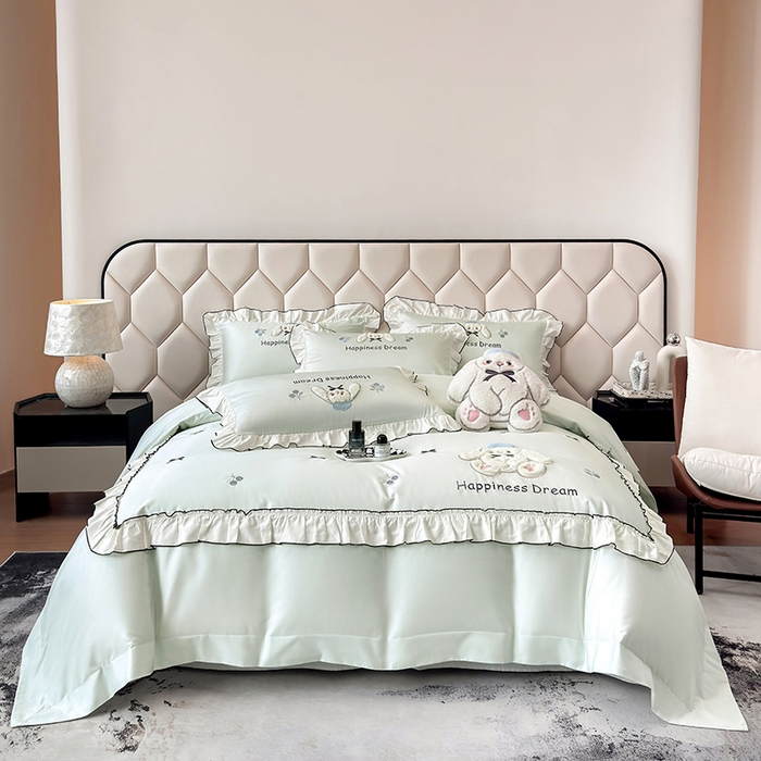 91家纺网 家纺一手货源 找家纺 丞音家纺 2026新款卡通风少女心A类50s双股100支贡缎长绒棉四件套刺绣全棉被套绣花床笠高档礼盒装 萌兔恋曲-清新绿