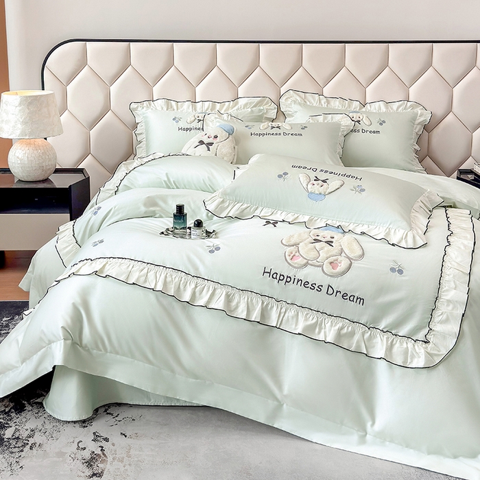 91家纺网 家纺一手货源 找家纺 丞音家纺 2026新款卡通风少女心A类50s双股100支贡缎长绒棉四件套刺绣全棉被套绣花床笠高档礼盒装 萌兔恋曲-清新绿