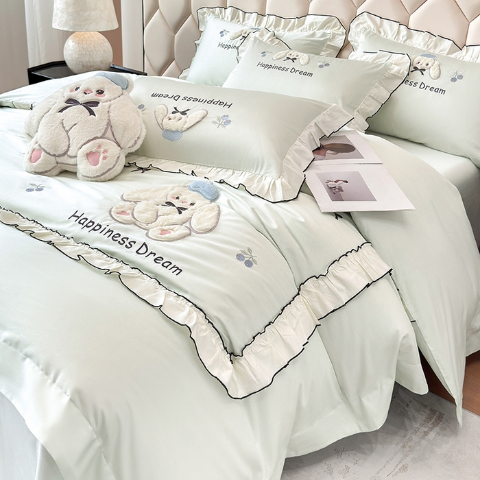 91家纺网 家纺一手货源 找家纺 丞音家纺 2026新款卡通风少女心A类50s双股100支贡缎长绒棉四件套刺绣全棉被套绣花床笠高档礼盒装 萌兔恋曲-清新绿