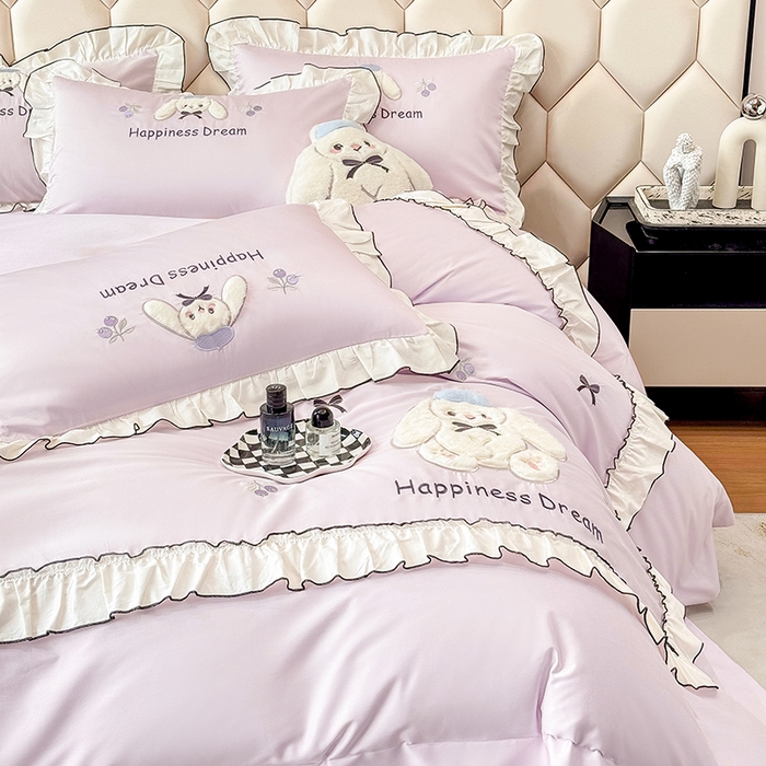 91家纺网 家纺一手货源 找家纺 丞音家纺 2026新款卡通风少女心A类50s双股100支贡缎长绒棉四件套刺绣全棉被套绣花床笠高档礼盒装 萌兔恋曲-香芋紫