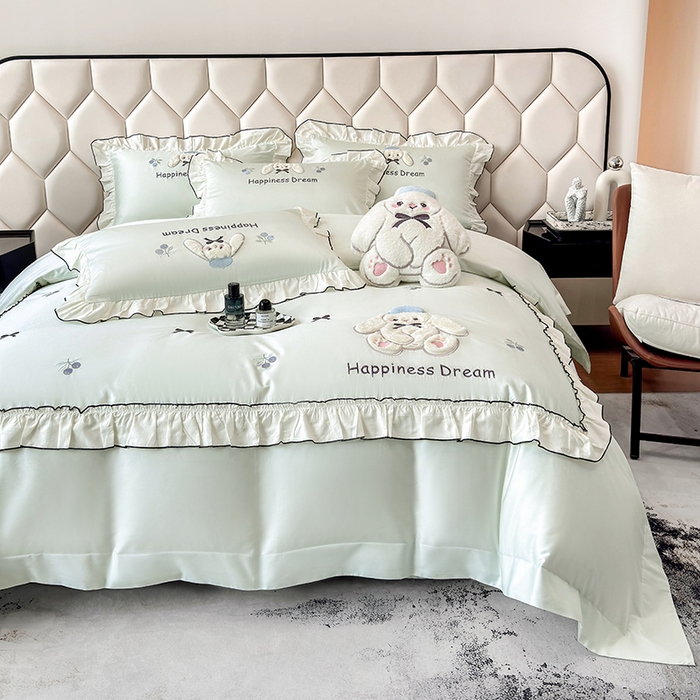 91家纺网 家纺一手货源 找家纺 丞音家纺 2026新款卡通风少女心A类50s双股100支贡缎长绒棉四件套刺绣全棉被套绣花床笠高档礼盒装 萌兔恋曲-清新绿