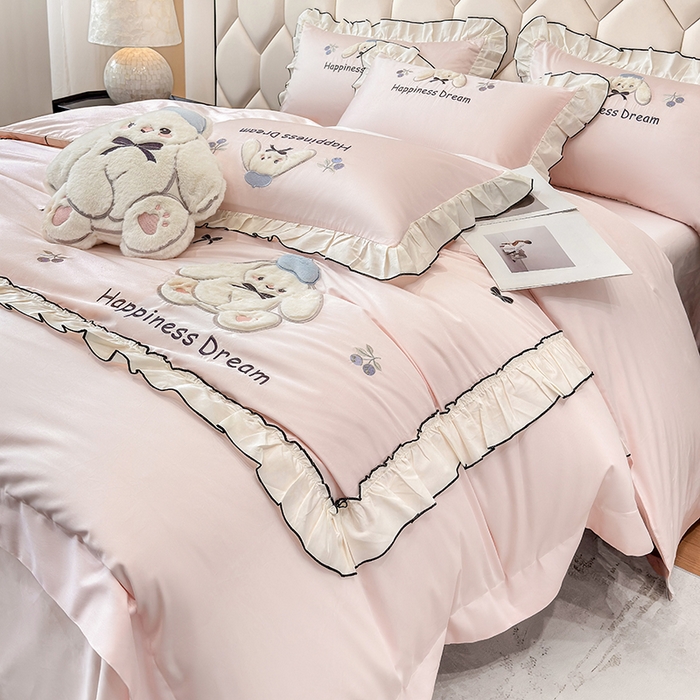 91家纺网 家纺一手货源 找家纺 丞音家纺 2026新款卡通风少女心A类50s双股100支贡缎长绒棉四件套刺绣全棉被套绣花床笠高档礼盒装 萌兔恋曲-冰莓粉