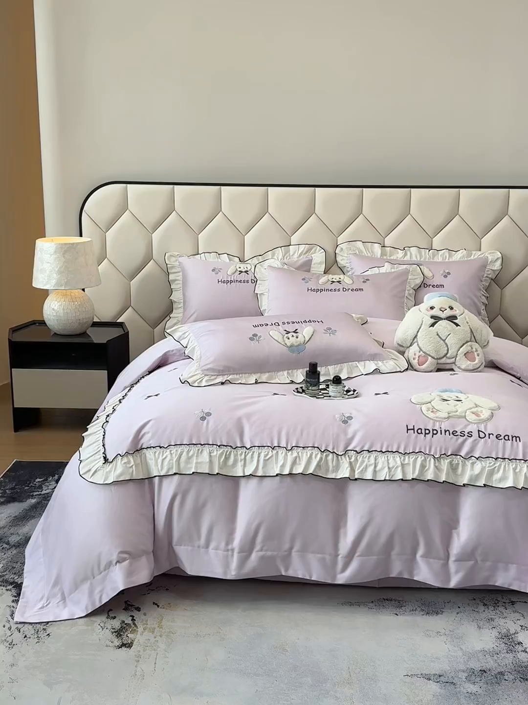 91家纺网 家纺一手货源 找家纺 丞音家纺 2026新款卡通风少女心A类50s双股100支贡缎长绒棉四件套刺绣全棉被套绣花床笠高档礼盒装 萌兔恋曲-香芋紫