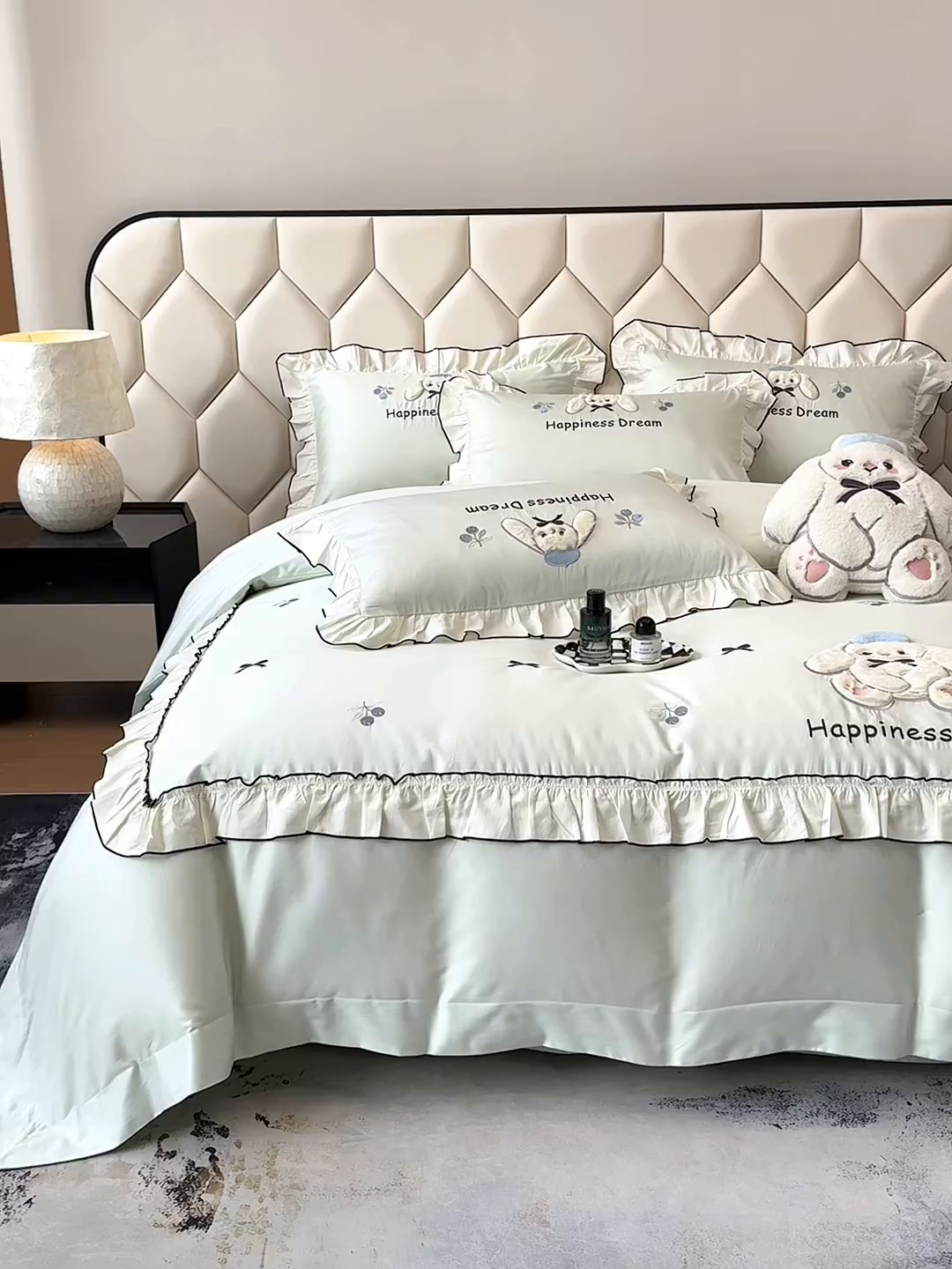 91家纺网 家纺一手货源 找家纺 丞音家纺 2026新款卡通风少女心A类50s双股100支贡缎长绒棉四件套刺绣全棉被套绣花床笠高档礼盒装 萌兔恋曲-清新绿