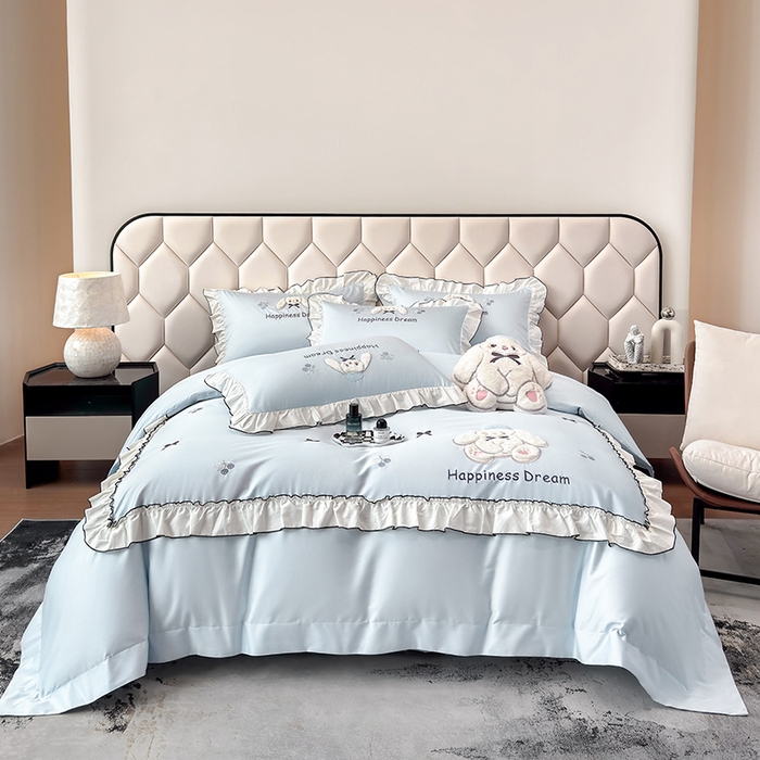 91家纺网 家纺一手货源 找家纺 丞音家纺 2026新款卡通风少女心A类50s双股100支贡缎长绒棉四件套刺绣全棉被套绣花床笠高档礼盒装 萌兔恋曲-迷雾蓝