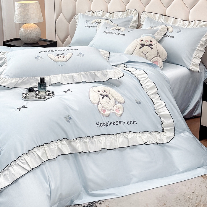 91家纺网 家纺一手货源 找家纺 丞音家纺 2026新款卡通风少女心A类50s双股100支贡缎长绒棉四件套刺绣全棉被套绣花床笠高档礼盒装 萌兔恋曲-迷雾蓝