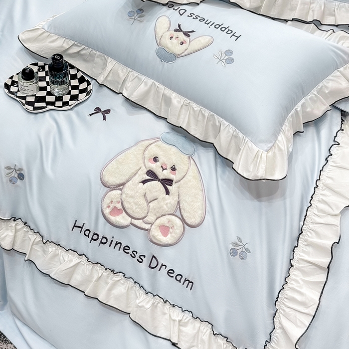 91家纺网 家纺一手货源 找家纺 丞音家纺 2026新款卡通风少女心A类50s双股100支贡缎长绒棉四件套刺绣全棉被套绣花床笠高档礼盒装 萌兔恋曲-迷雾蓝