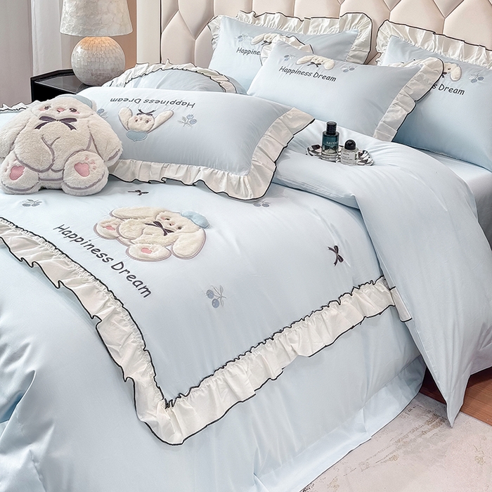 91家纺网 家纺一手货源 找家纺 丞音家纺 2026新款卡通风少女心A类50s双股100支贡缎长绒棉四件套刺绣全棉被套绣花床笠高档礼盒装 萌兔恋曲-迷雾蓝