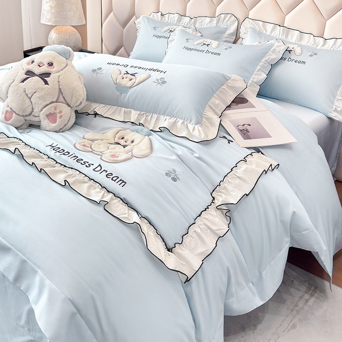 91家纺网 家纺一手货源 找家纺 丞音家纺 2026新款卡通风少女心A类50s双股100支贡缎长绒棉四件套刺绣全棉被套绣花床笠高档礼盒装 萌兔恋曲-迷雾蓝