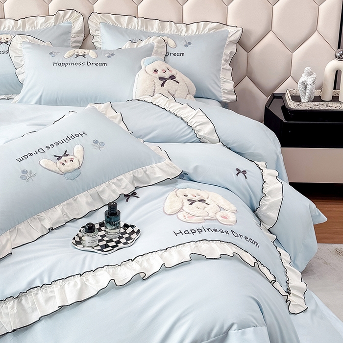 91家纺网 家纺一手货源 找家纺 丞音家纺 2026新款卡通风少女心A类50s双股100支贡缎长绒棉四件套刺绣全棉被套绣花床笠高档礼盒装 萌兔恋曲-迷雾蓝