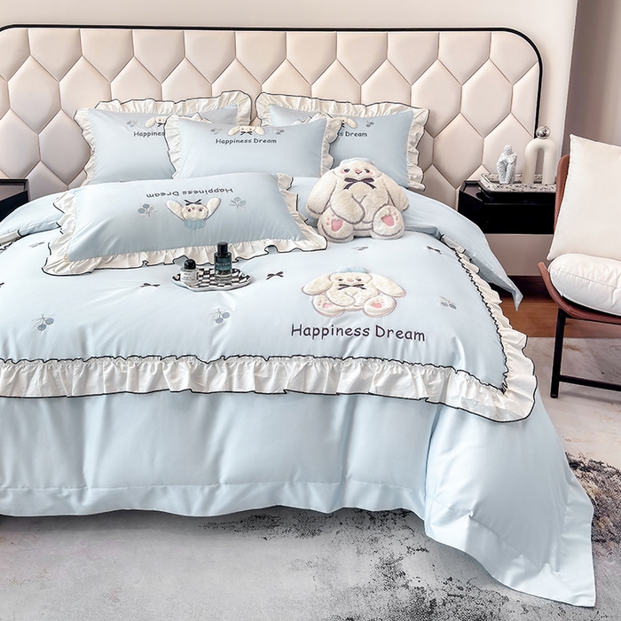 91家纺网 家纺一手货源 找家纺 丞音家纺 2026新款卡通风少女心A类50s双股100支贡缎长绒棉四件套刺绣全棉被套绣花床笠高档礼盒装 萌兔恋曲-迷雾蓝