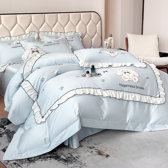 91家纺网 家纺一手货源 找家纺 丞音家纺 2026新款卡通风少女心A类50s双股100支贡缎长绒棉四件套刺绣全棉被套绣花床笠高档礼盒装 萌兔恋曲-迷雾蓝