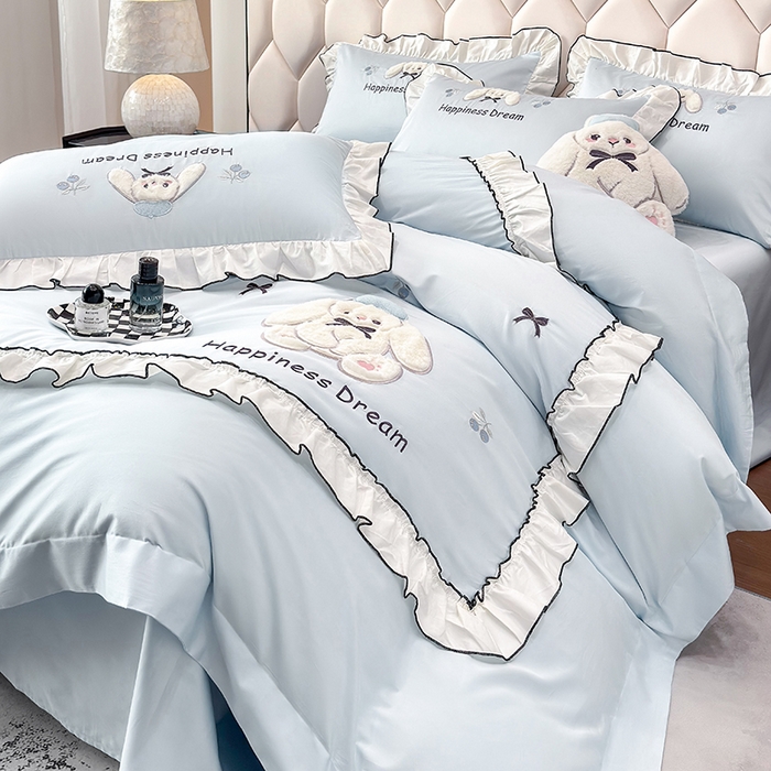 91家纺网 家纺一手货源 找家纺 丞音家纺 2026新款卡通风少女心A类50s双股100支贡缎长绒棉四件套刺绣全棉被套绣花床笠高档礼盒装 萌兔恋曲-迷雾蓝