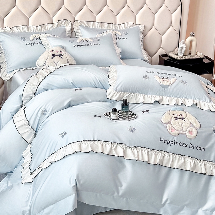 91家纺网 家纺一手货源 找家纺 丞音家纺 2026新款卡通风少女心A类50s双股100支贡缎长绒棉四件套刺绣全棉被套绣花床笠高档礼盒装 萌兔恋曲-迷雾蓝
