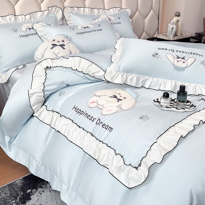 91家纺网 家纺一手货源 找家纺 丞音家纺 2026新款卡通风少女心A类50s双股100支贡缎长绒棉四件套刺绣全棉被套绣花床笠高档礼盒装 萌兔恋曲-迷雾蓝