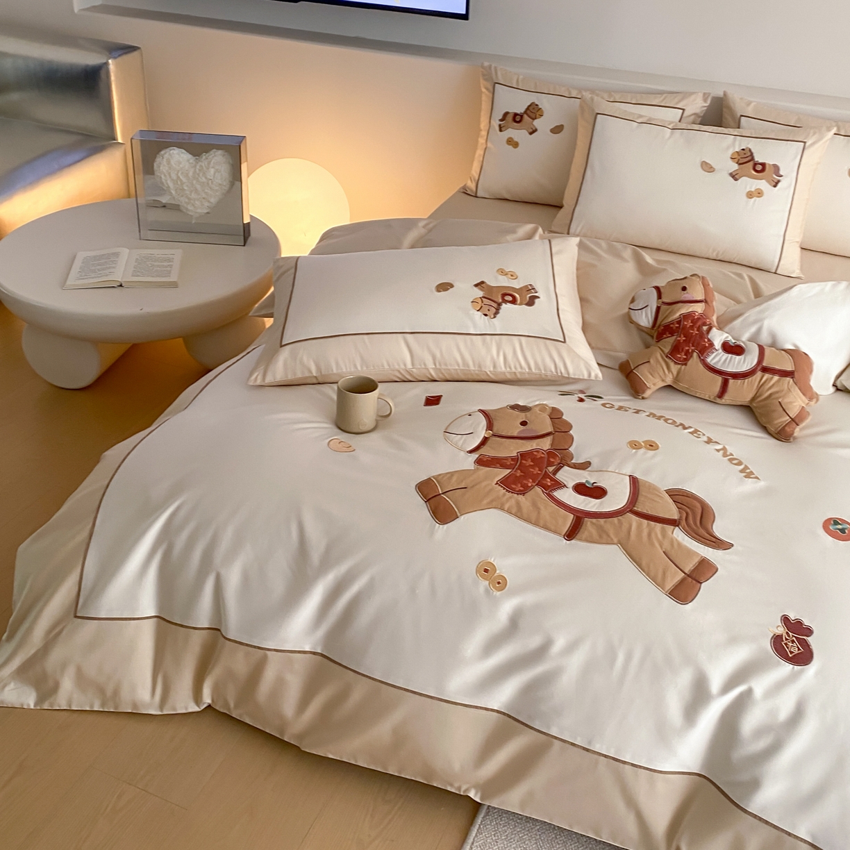 91家纺网 家纺一手货源 找家纺 （总）FORTWO家纺原创设计（FOR TWO家纺） 2026新款50长绒棉拼角贴布绣四件套-马上有钱