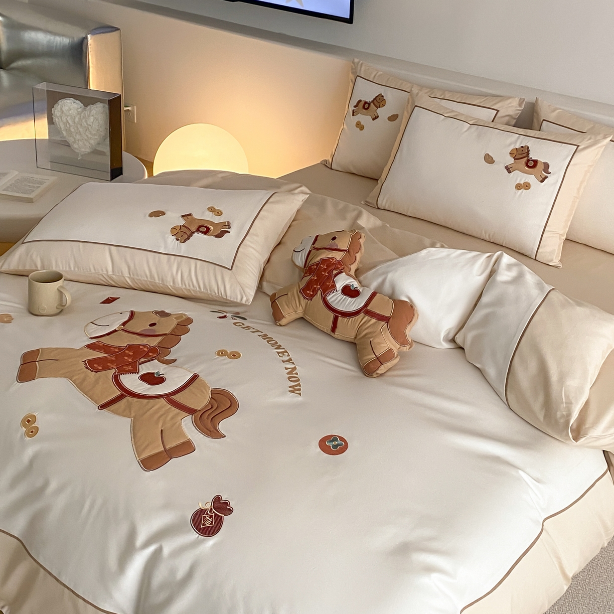 91家纺网 家纺一手货源 找家纺 （总）FORTWO家纺原创设计（FOR TWO家纺） 2026新款50长绒棉拼角贴布绣四件套-马上有钱