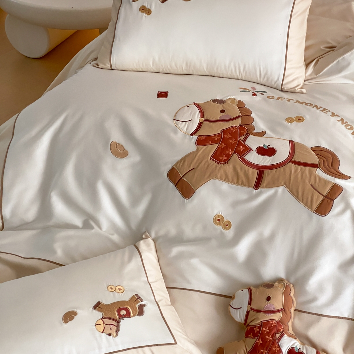 91家纺网 家纺一手货源 找家纺 （总）FORTWO家纺原创设计（FOR TWO家纺） 2026新款50长绒棉拼角贴布绣四件套-马上有钱