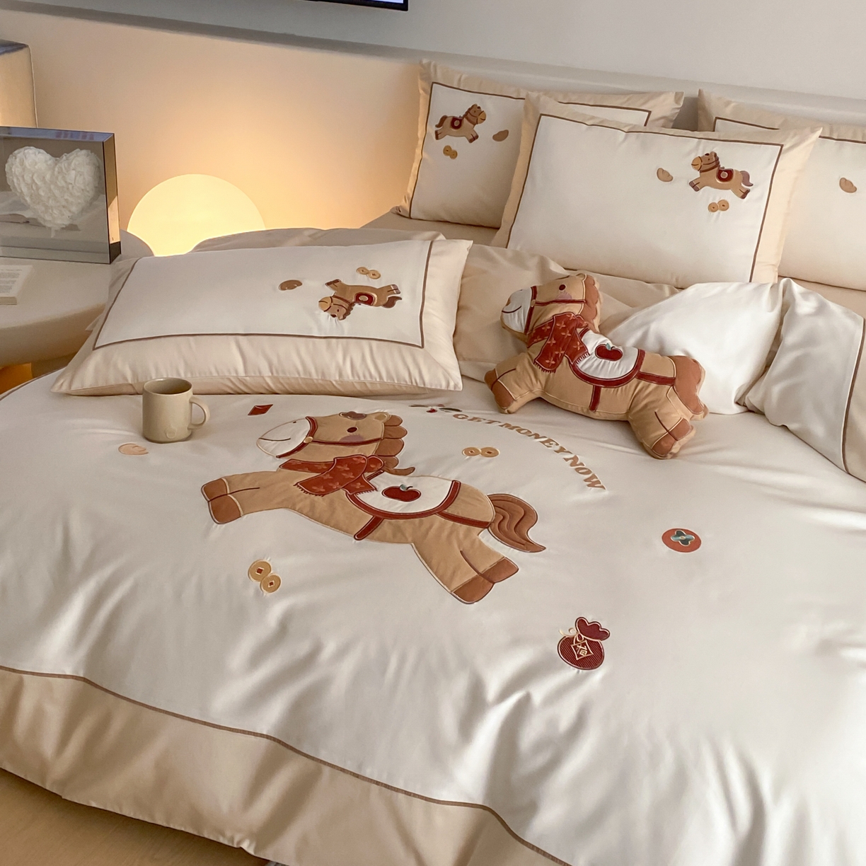 91家纺网 家纺一手货源 找家纺 （总）FORTWO家纺原创设计（FOR TWO家纺） 2026新款50长绒棉拼角贴布绣四件套-马上有钱