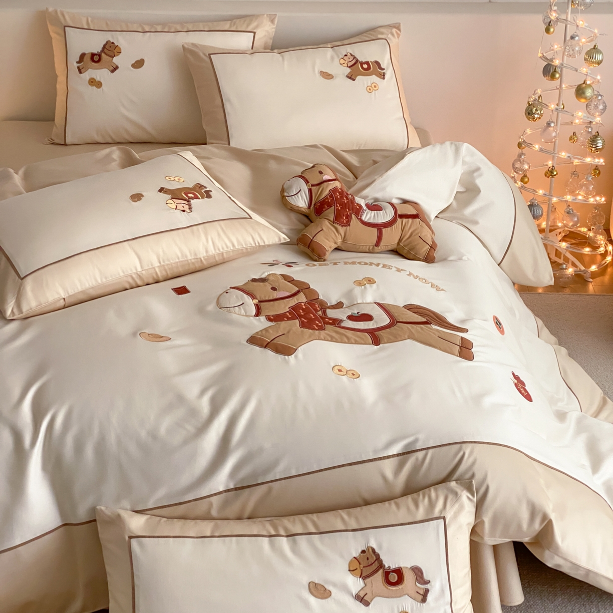 91家纺网 家纺一手货源 找家纺 （总）FORTWO家纺原创设计（FOR TWO家纺） 2026新款50长绒棉拼角贴布绣四件套-马上有钱