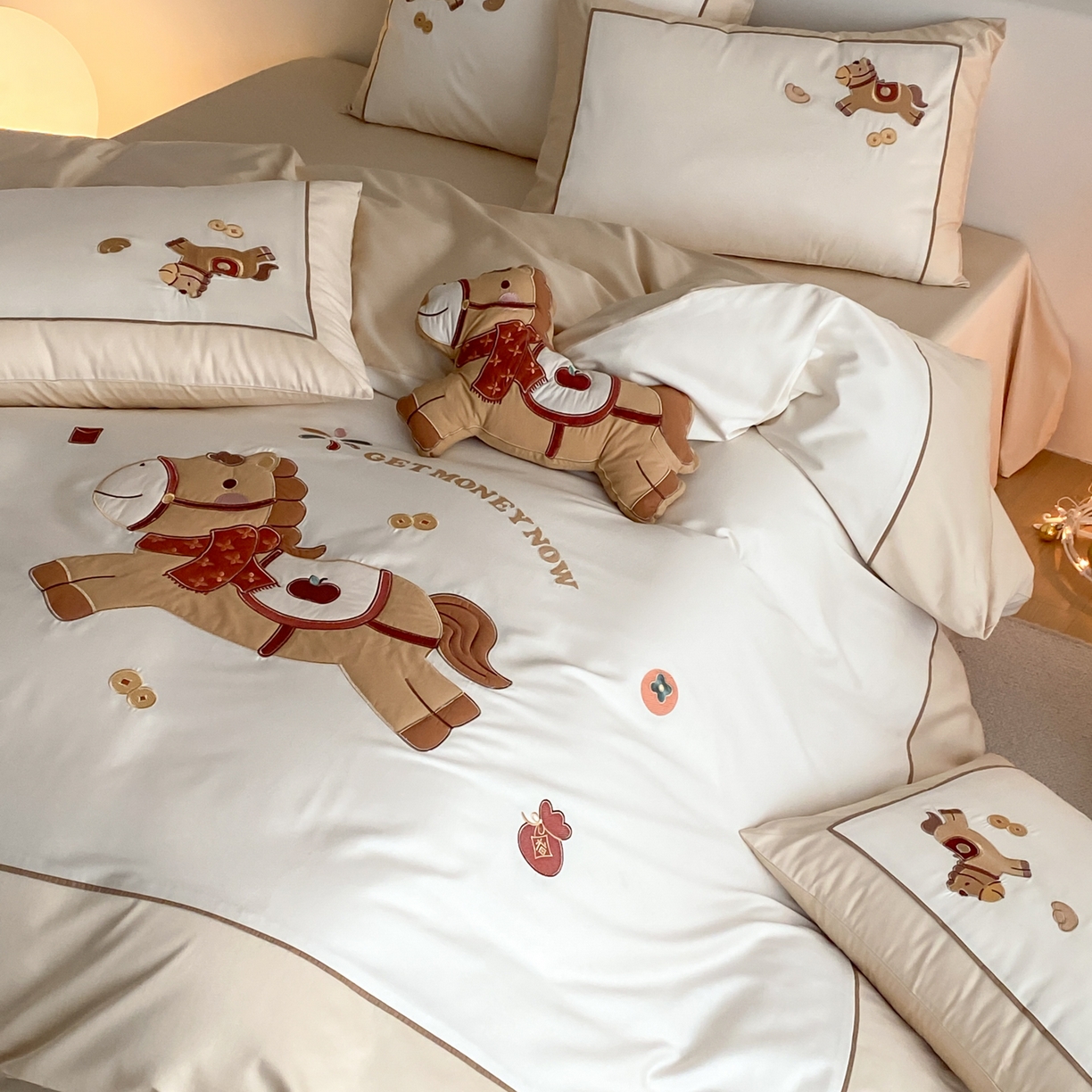 91家纺网 家纺一手货源 找家纺 （总）FORTWO家纺原创设计（FOR TWO家纺） 2026新款50长绒棉拼角贴布绣四件套-马上有钱