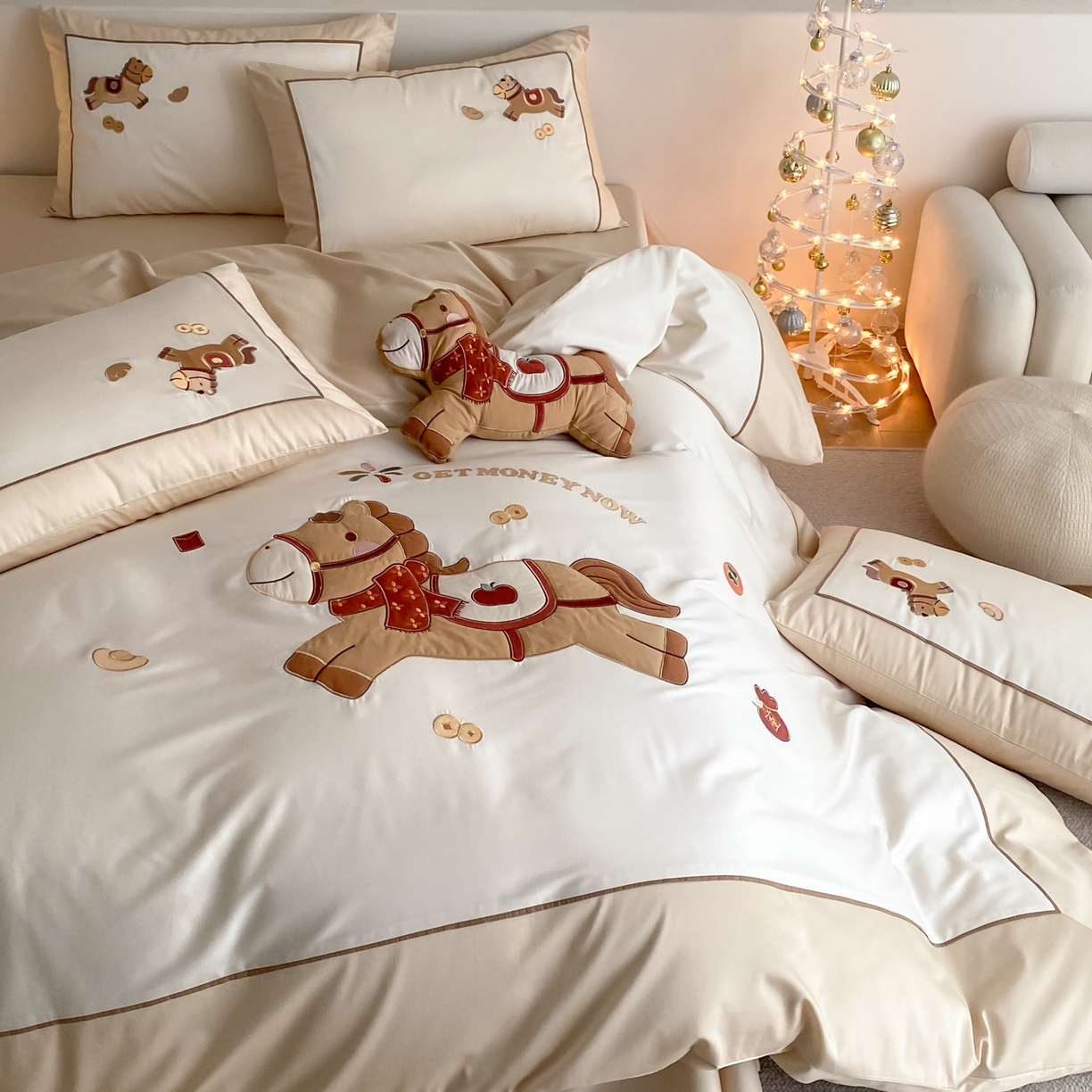 91家纺网 家纺一手货源 找家纺 （总）FORTWO家纺原创设计（FOR TWO家纺） 2026新款50长绒棉拼角贴布绣四件套-马上有钱