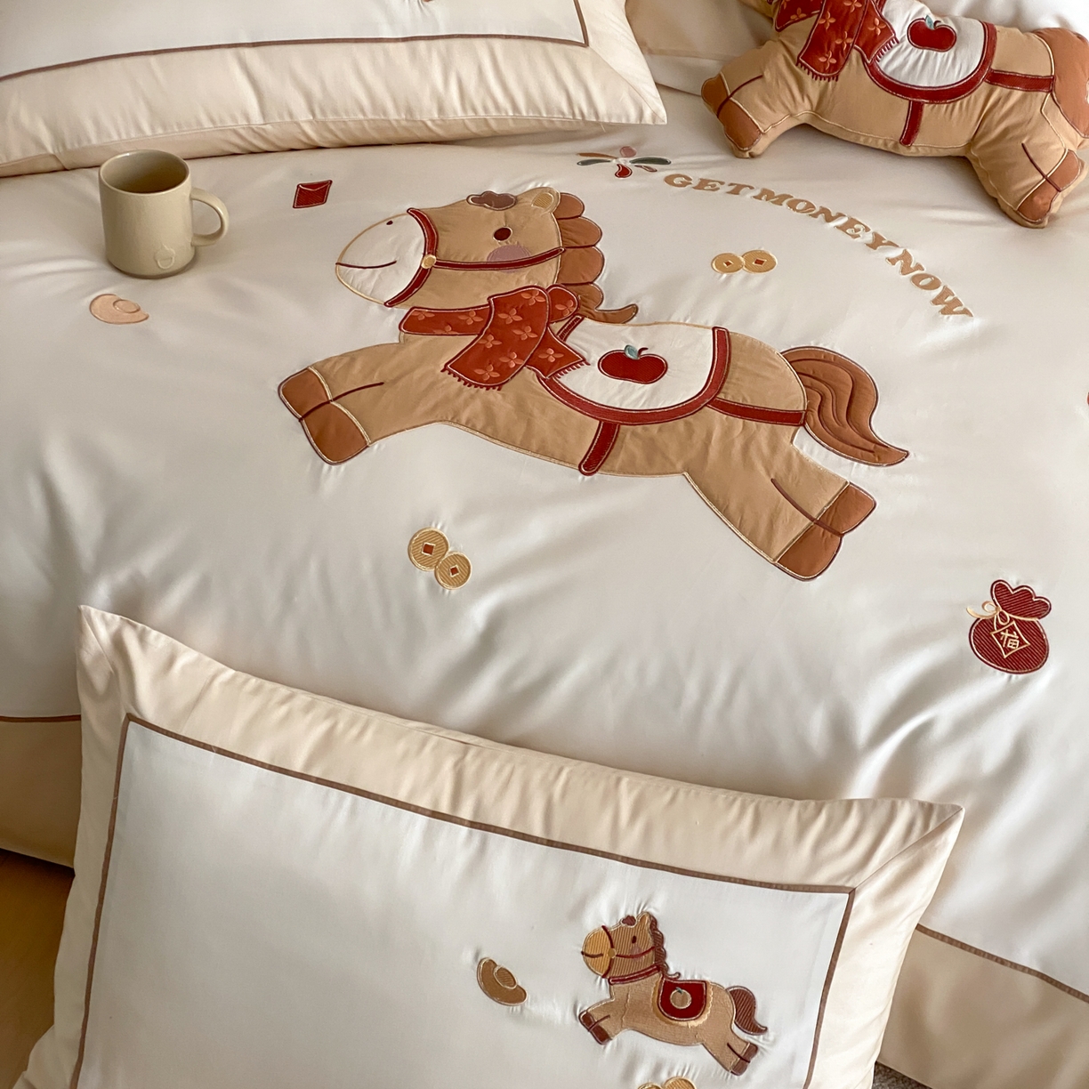 91家纺网 家纺一手货源 找家纺 （总）FORTWO家纺原创设计（FOR TWO家纺） 2026新款50长绒棉拼角贴布绣四件套-马上有钱