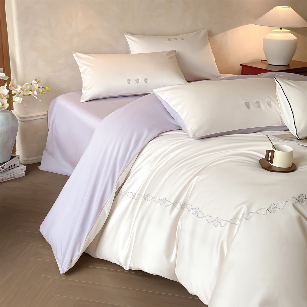 91家纺网 家纺一手货源 找家纺 蓝米卡夫 2026春季新款-60S长绒棉贡缎刺绣系列四件套-福芦（礼盒） 福芦-奶昔白+丁香紫