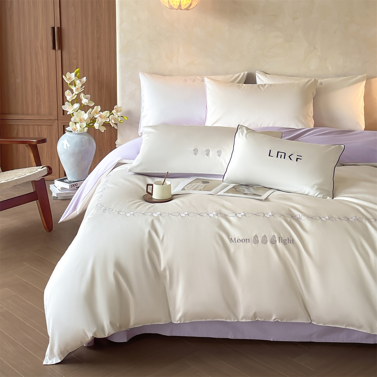 91家纺网 家纺一手货源 找家纺 蓝米卡夫 2026春季新款-60S长绒棉贡缎刺绣系列四件套-福芦（礼盒） 福芦-奶昔白+丁香紫