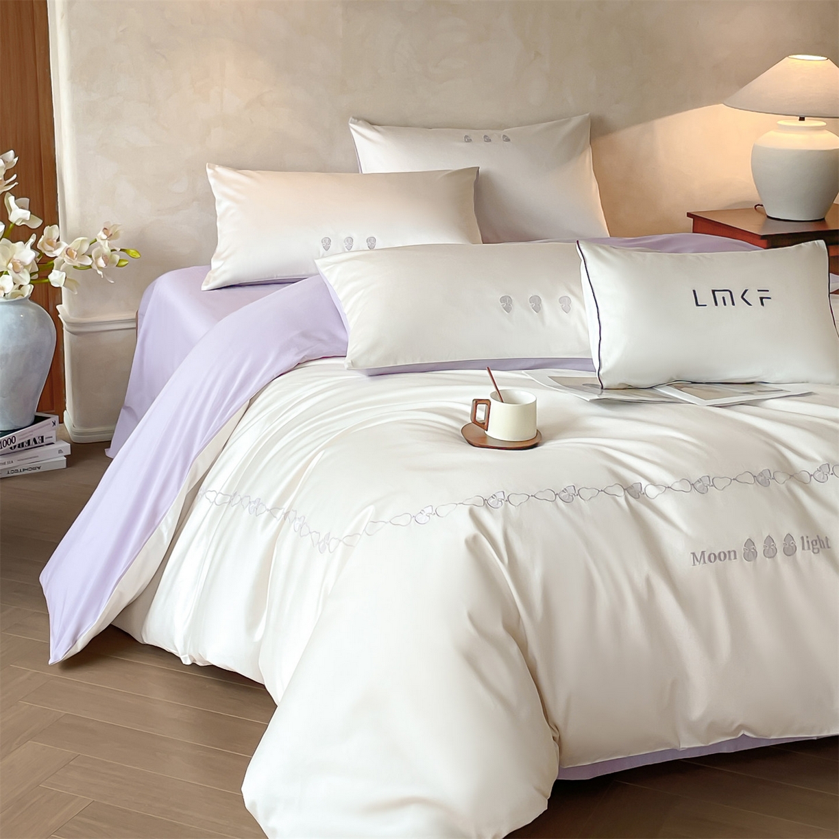 91家纺网 家纺一手货源 找家纺 蓝米卡夫 2026春季新款-60S长绒棉贡缎刺绣系列四件套-福芦（礼盒） 福芦-奶昔白+丁香紫