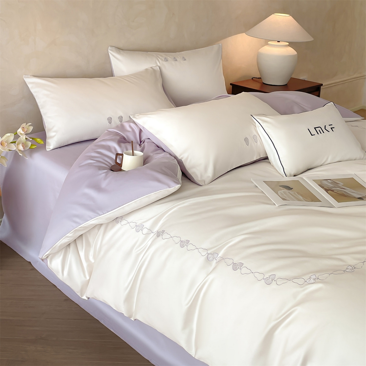 91家纺网 家纺一手货源 找家纺 蓝米卡夫 2026春季新款-60S长绒棉贡缎刺绣系列四件套-福芦（礼盒） 福芦-奶昔白+丁香紫