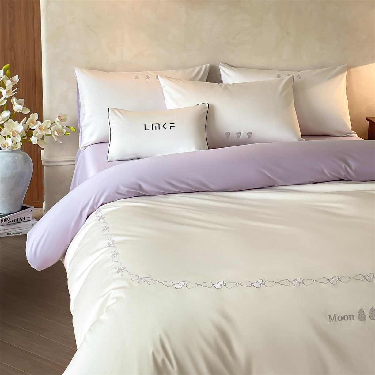 91家纺网 家纺一手货源 找家纺 蓝米卡夫 2026春季新款-60S长绒棉贡缎刺绣系列四件套-福芦（礼盒） 福芦-奶昔白+丁香紫