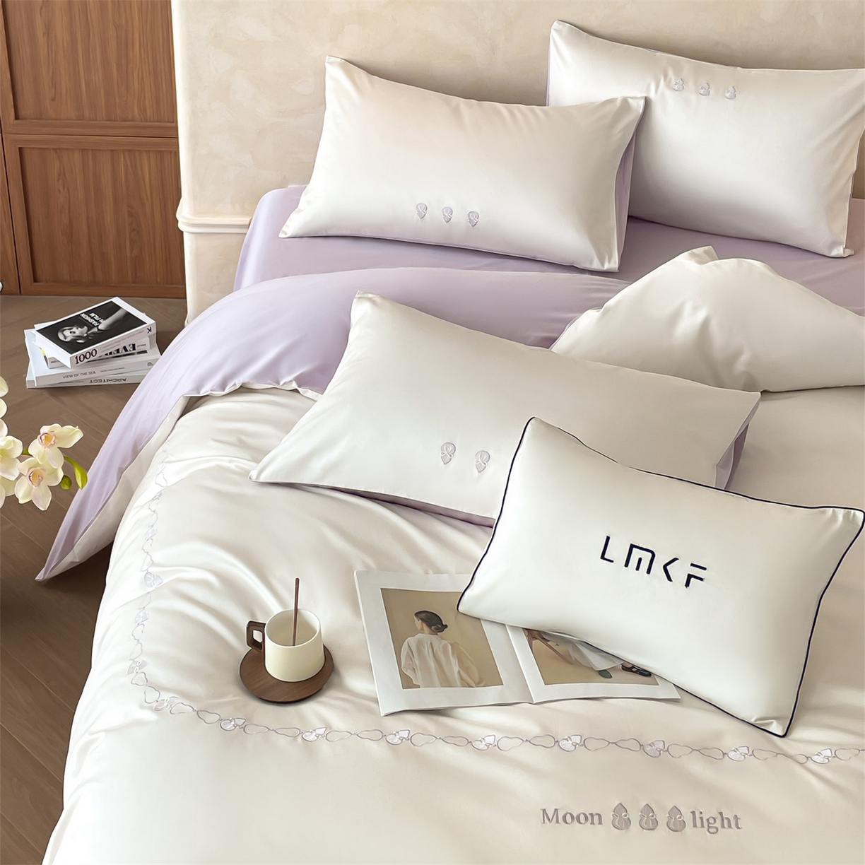 91家纺网 家纺一手货源 找家纺 蓝米卡夫 2026春季新款-60S长绒棉贡缎刺绣系列四件套-福芦（礼盒） 福芦-奶昔白+丁香紫