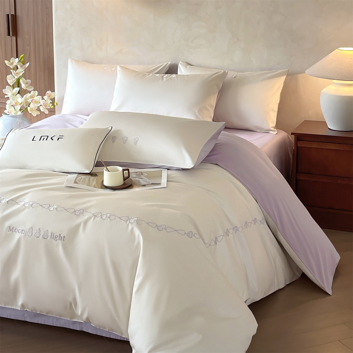 91家纺网 家纺一手货源 找家纺 蓝米卡夫 2026春季新款-60S长绒棉贡缎刺绣系列四件套-福芦（礼盒） 福芦-奶昔白+丁香紫