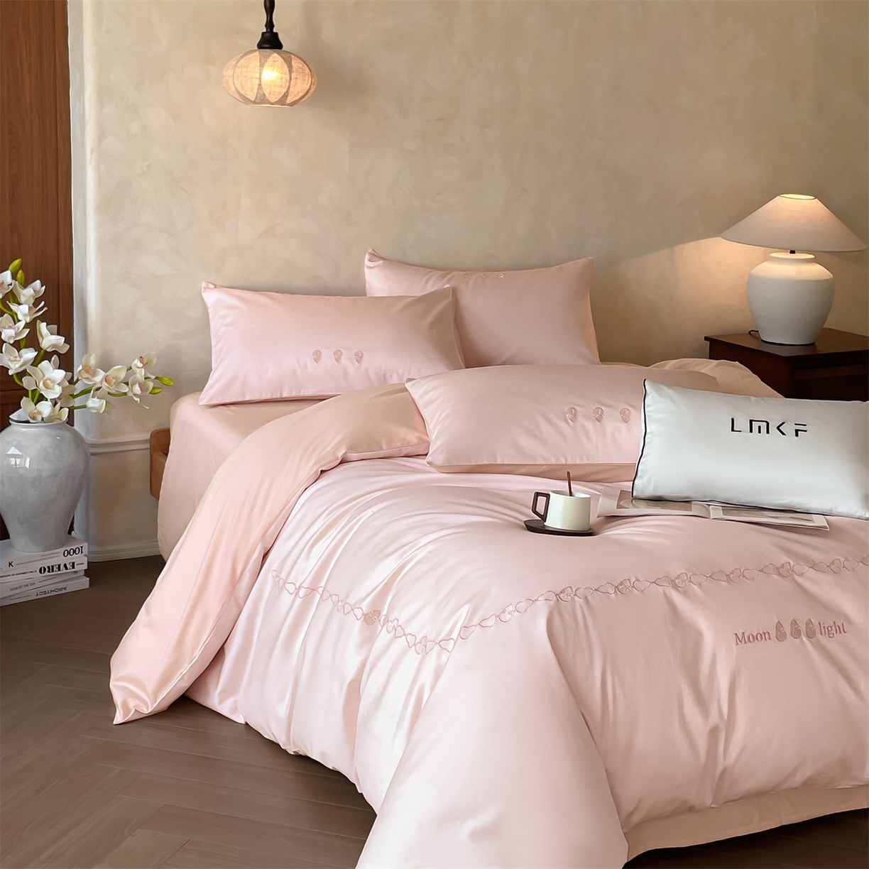 91家纺网 家纺一手货源 找家纺 蓝米卡夫 2026春季新款-60S长绒棉贡缎刺绣系列四件套-福芦（礼盒） 福芦-优雅粉+奶油粉