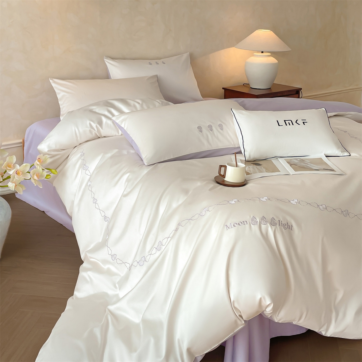 91家纺网 家纺一手货源 找家纺 蓝米卡夫 2026春季新款-60S长绒棉贡缎刺绣系列四件套-福芦（礼盒） 福芦-奶昔白+丁香紫