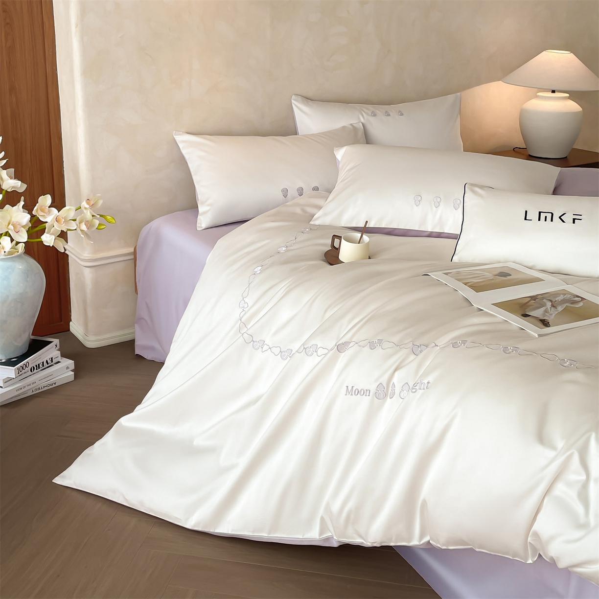 91家纺网 家纺一手货源 找家纺 蓝米卡夫 2026春季新款-60S长绒棉贡缎刺绣系列四件套-福芦（礼盒） 福芦-奶昔白+丁香紫