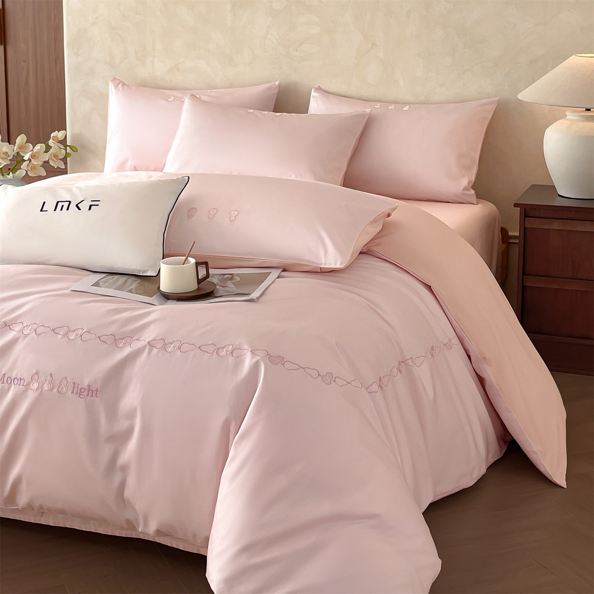 91家纺网 家纺一手货源 找家纺 蓝米卡夫 2026春季新款-60S长绒棉贡缎刺绣系列四件套-福芦（礼盒） 福芦-优雅粉+奶油粉